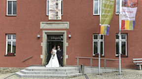 Brautpaar am Eingang vom Waldmuseum