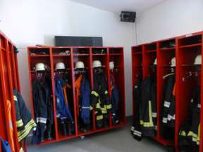 Feuerwehr Ausrüstung mit Helmen und Anzügen in Rabenstein